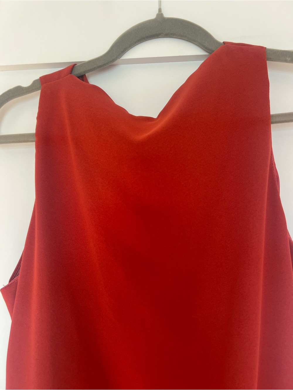 Elegant Red Maxi Dress with Asymmetric Trim - Picture 4 of 5